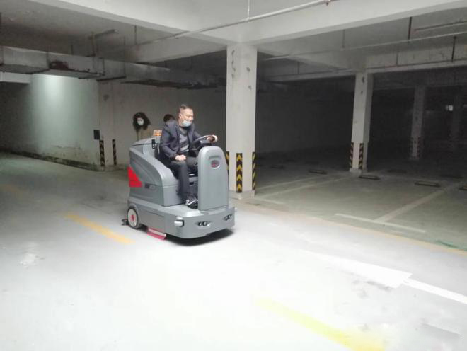 宿迁小区物业保洁不用人力改用驾驶式洗地机了